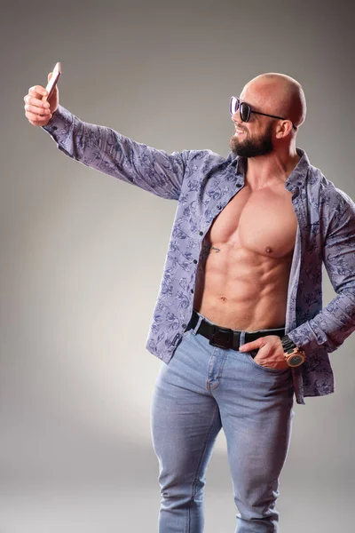 Sexy Desabotonado Muscular Bodybuider Con Gafas Sol Fondo Gris Concepto — Foto de Stock