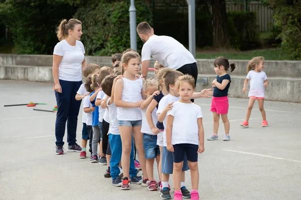 Grupo Niños Pie Columna Esperando Comienzo Lección Escuela Deporte —  Fotos de Stock