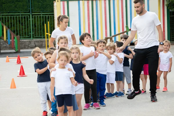 Groupe Enfants Debout Dans Colonne Attendant Début Leçon École Sport — Photo