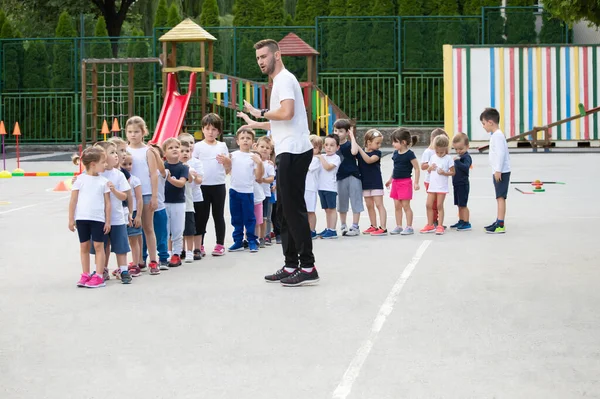 Gruppo Bambini Piedi Colonna Attesa Inizio Lezione Scuola Sport — Foto Stock