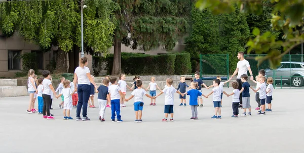 Grupo Niños Calentándose Preparándose Para Parte Principal Lección Escuela Deporte —  Fotos de Stock