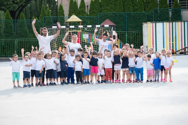 Grupo Niños Con Entrenadores Posando Saludando Antes Del Comienzo Lección —  Fotos de Stock