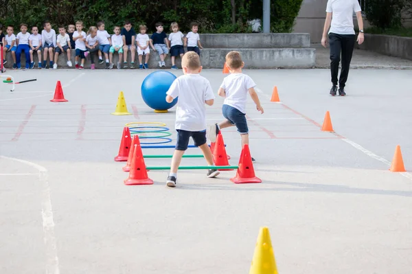 Groupe Enfants Travaillant Sur Polygone École Sport — Photo