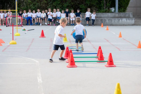 Grupo Crianças Que Trabalham Polígono Escola Desporto — Fotografia de Stock