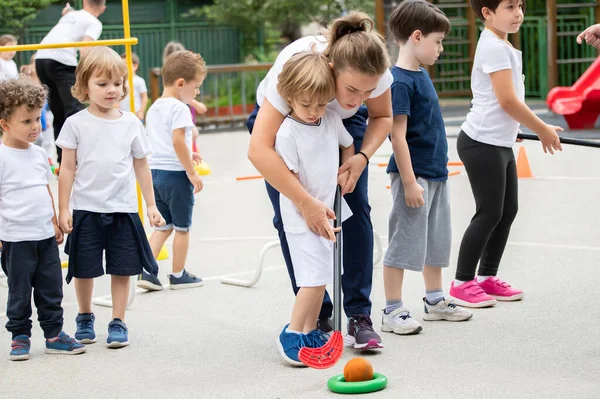 Grupa Dzieci Grających Hokeja Wielokącie Szkoła Sportowa Trener Pomaga — Zdjęcie stockowe