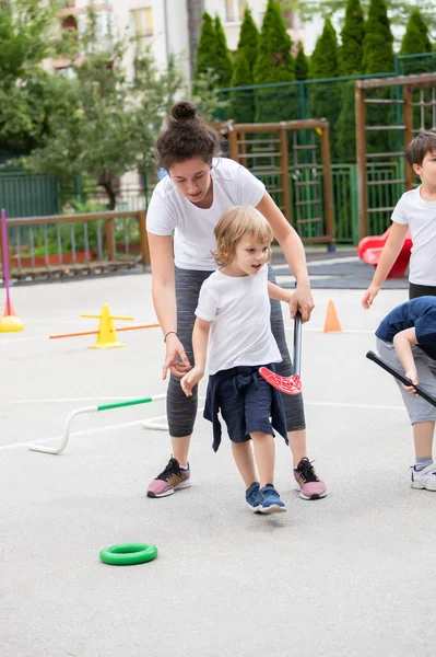 Güzel Küçük Çocuk Çokgen Içinde Hokey Oynuyor Spor Okulu Koç — Stok fotoğraf
