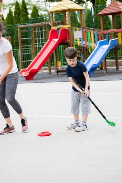 Hermoso Niño Jugando Hockey Dentro Del Polígono Escuela Deporte — Foto de Stock