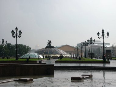 Ve Moskova'da yağmurlar vardır.