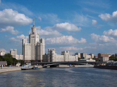 İskeledeki yüksek katlı ev.