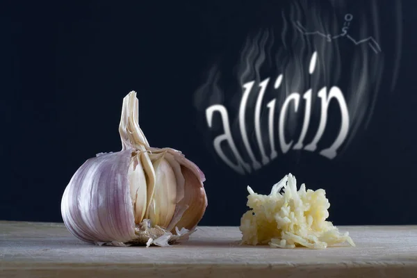 Ein Knoblauchkopf Und Ein Gepresster Knoblauch Geben Allicin Vor Schwarzem Stockbild