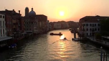  Venedik kanallar gemilerde hareketi