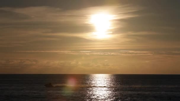 Il sole tramonta nel mare — Video Stock