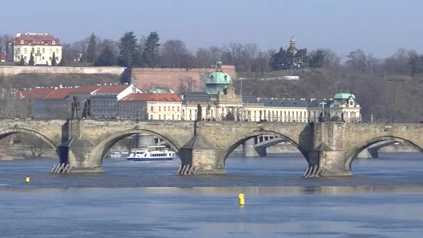 Prag 'daki Charles Köprüsü — Stok video