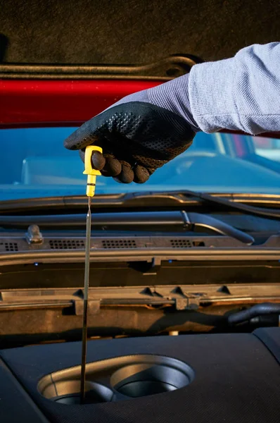 Verificação do nível de óleo do motor no carro . — Fotografia de Stock