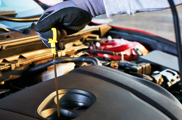 Verificando o nível de óleo do motor no carro moderno. Serviço de inverno para uma condução segura . — Fotografia de Stock