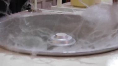 Diş ipi şekeri pişiriyorum. Pamuk helva ya da pamuk helva yapıyorum. Çubukta el değiştirme şekeri. Metal şeker diş ipi makinesi.