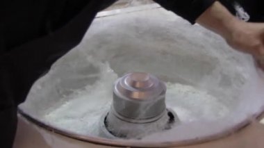 Diş ipi şekeri pişiriyorum. Pamuk helva ya da pamuk helva yapıyorum. Çubukta el değiştirme şekeri. Metal şeker diş ipi makinesi.