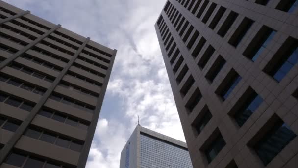 Uhd Motion Time Lapse Budynków Dzielnicy Biznesowej Chmura Niebieskim Niebem — Wideo stockowe