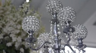 Düğün ya da etkinlik için çok güzel bir restoran iç mekan dekorasyonu. Çiçek, gansız düğün masası dekorasyonu / Sonbahar renkleri. Çiçekler, dekor.