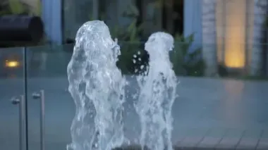 Güneşli bir bahar gününde Küçük şehir Bulanık Çeşmesi