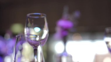 Düğün ya da etkinlik için çok güzel bir restoran iç mekan dekorasyonu. Çiçek, gansız düğün masası dekorasyonu / Sonbahar renkleri. Çiçekler, dekor.