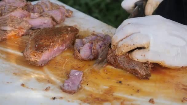 판위에 재빨리 쇠고기 고기를 썰어서 바베큐 만들었다 — 비디오