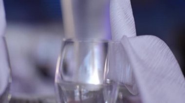 Düğün ya da etkinlik için çok güzel bir restoran iç mekan dekorasyonu. Çiçek, gansız düğün masası dekorasyonu / Sonbahar renkleri. Çiçekler, dekor.