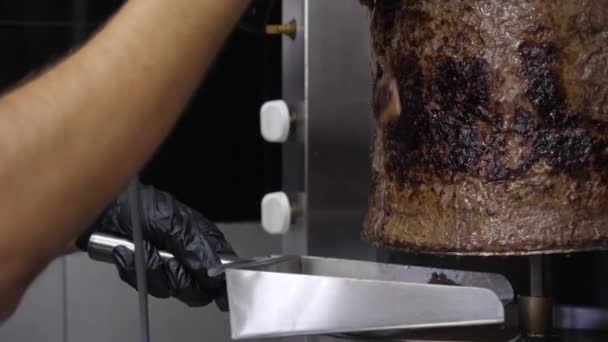 Shawarma Ciabatta Vlees Koken Een Spies Kebap Grill Vleeslagen Opgehangen — Stockvideo