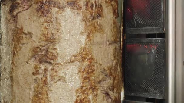 在扭曲的Kebap烤架上烹调沙瓦玛和卡巴塔肉 用绞刑架捆扎的肉层 — 图库视频影像
