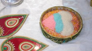 Düğün Sahnesi Dekorasyonu, Hint düğün dekorasyonu, düğün sandalyesi ve çiçekler, düğün dekorasyonu. Işıklar, giriş kapısı, mandap.