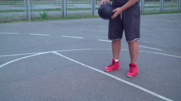 Guy training dribble at the sports ground — Stock Video