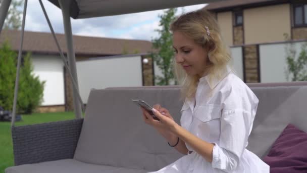 Mujer navegando por Internet por teléfono — Vídeo de stock