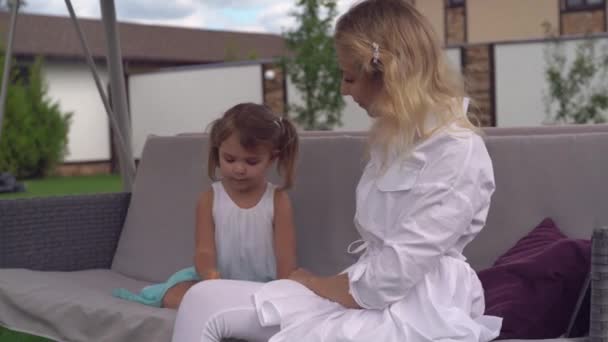 Mãe e criança brincando ao ar livre — Vídeo de Stock