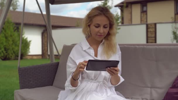 İş kadını arka bahçesinde oturur — Stok video