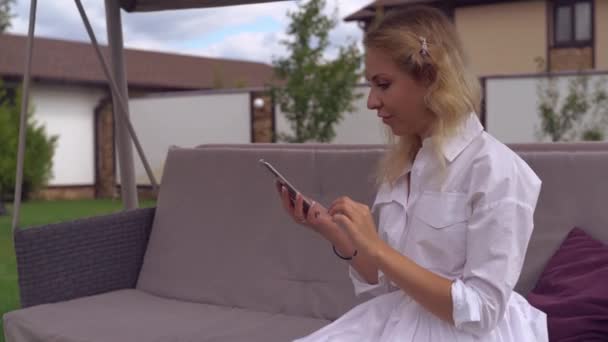 Glad affärskvinna användning cell utomhus på landsbygden — Stockvideo