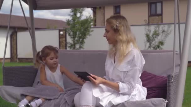 Mamá con lindo niño disfrutar del tiempo libre — Vídeo de stock