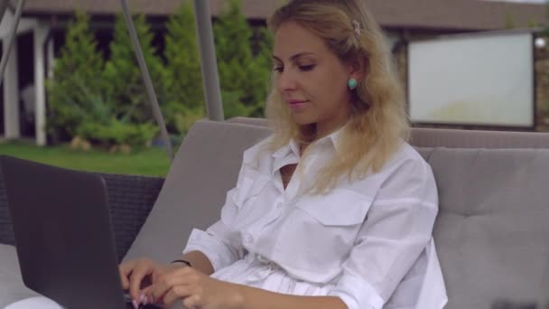 Aantrekkelijke dame controleren mails gebruik draadloze — Stockvideo
