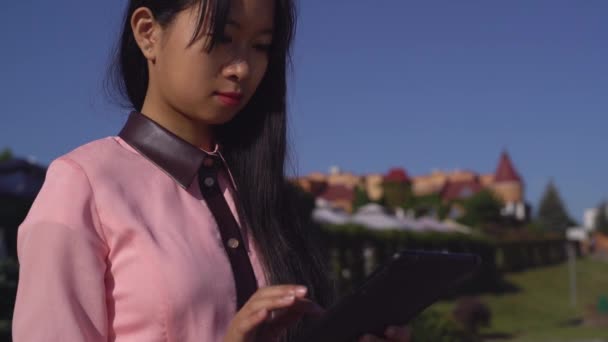 Señora de moda con gadget al aire libre — Vídeos de Stock