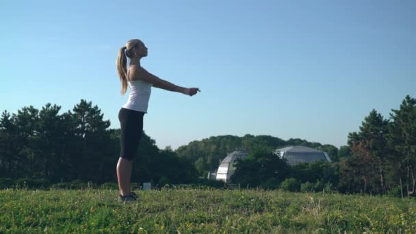 Atrakcyjna kobieta cieszyć się rutyna sportu w parku. — Wideo stockowe