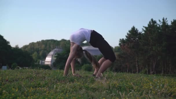 Menina gosta de treino ao ar livre . — Vídeo de Stock