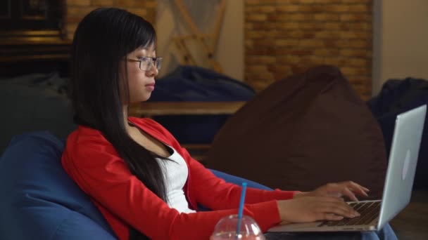 Atractivo señora navegando por Internet usando en el interior vestido casual vista . — Vídeos de Stock