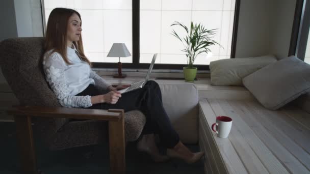 Elegante de meia-idade conversas femininas com parceiro vista interior . — Vídeo de Stock