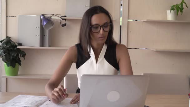 Erwachsene Frauen arbeiten mit Laptop am Schreibtisch. — Stockvideo