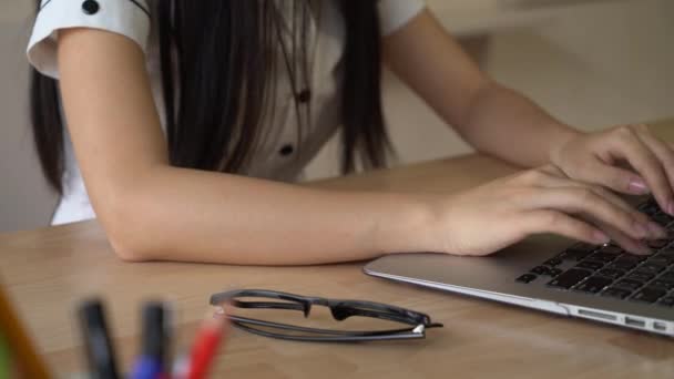 Mulher de computação no PC no escritório — Vídeo de Stock