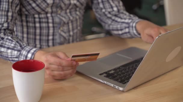 Geschäftsmann tippt Zahlen auf Computer. — Stockvideo