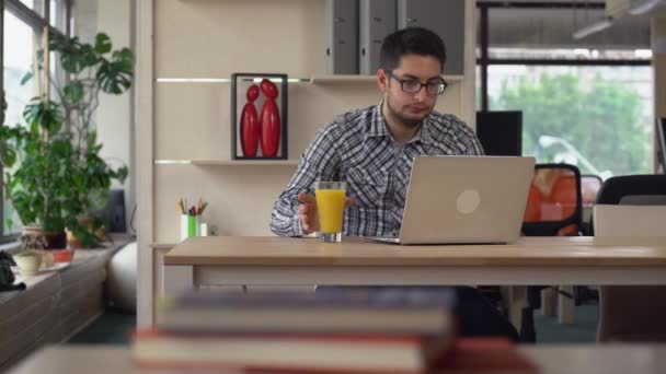Менеджер працює на ноутбуці . — стокове відео