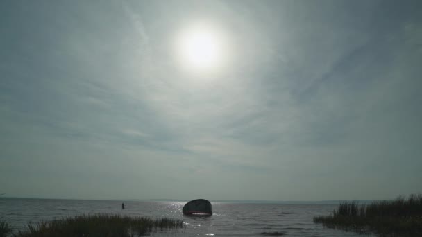 Kitesurfen in het meer in de zonsondergang. — Stockvideo