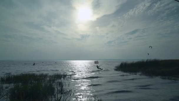 Kiteboarding δυναμική υπόλοιπο στο θαλάσσιο. — Αρχείο Βίντεο