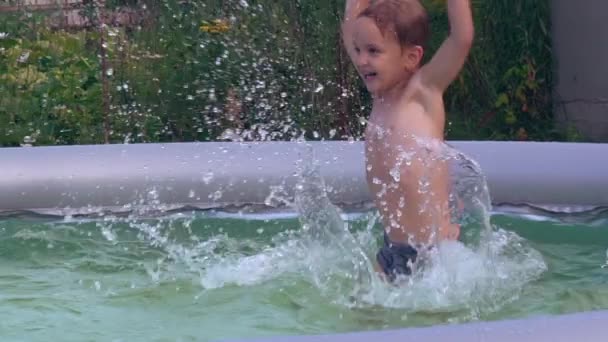 Nuoto infantile all'aria aperta — Video Stock