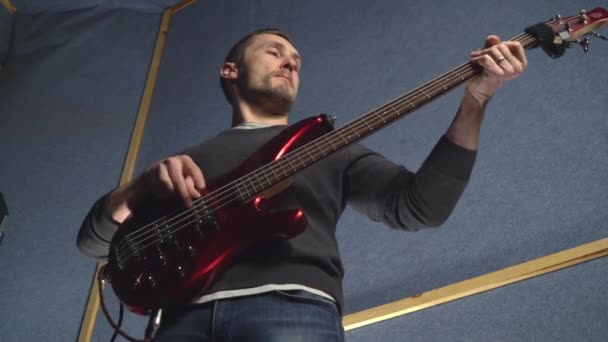 Portrait man plays on the electric guitar — Stock Video